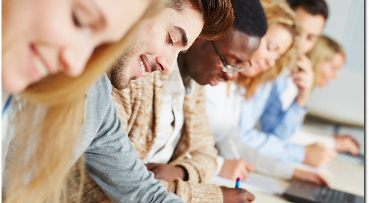 Glückliche Studenten im Seminar lernen für Prüfung in der Universität